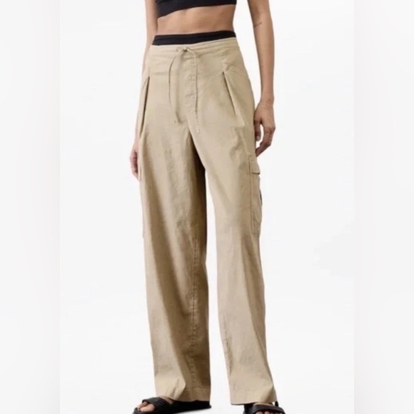 Athleta Pants - Athleta Paradise MidRise Cargo Pant Size S 
Athleisure Travelcore Gorpcore
